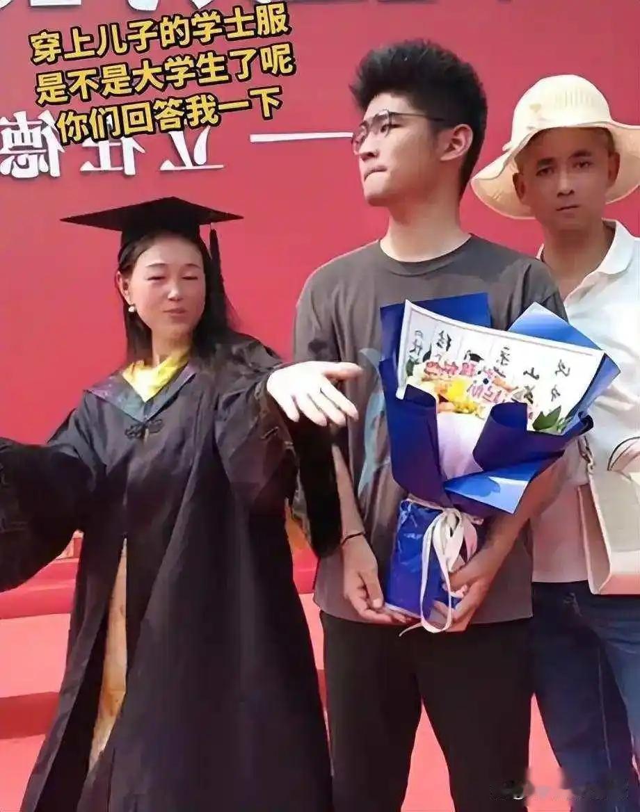 “上不了台面的妈，真的太丢人了！”毕业典礼上妈妈当众穿出洋相，儿子全程抠着衣角不