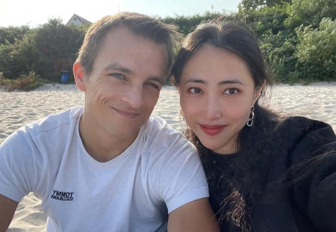 北京32岁银行女高管，放弃年薪40万铁饭碗，网恋德国留学生闪婚。2014年，潘