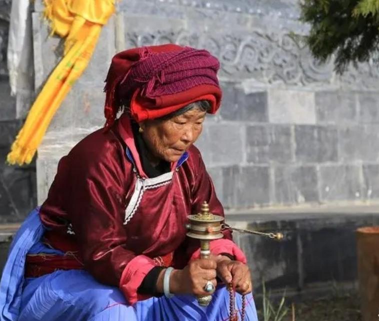 “这里男不婚女不嫁。”在云南一村落，男女一律不婚。但一到晚上，小伙会偷偷从窗户爬