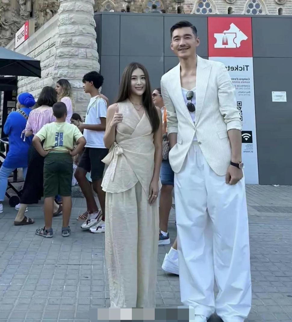 这胡兵怕不是有两米多！这女模特都有一米八了，才在胡兵的肩膀左右……胡兵胡兵身高