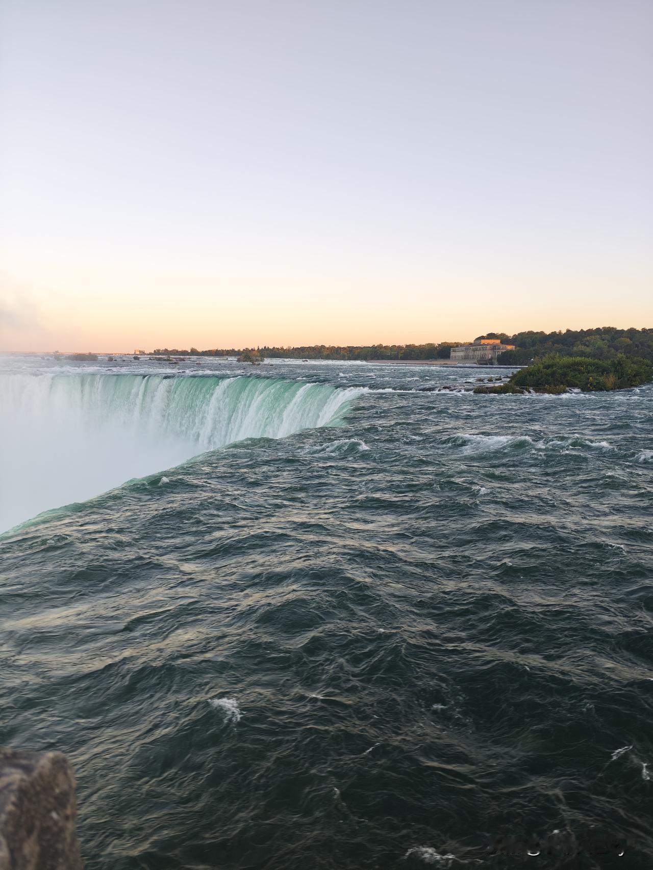 夕阳余晖下的尼亚加拉大瀑布