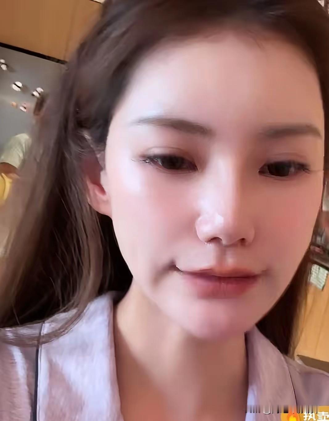 不得不说，马筱梅真的把温柔和通透刻进了骨子里！近日她在家开启居家直播，画风可爱又