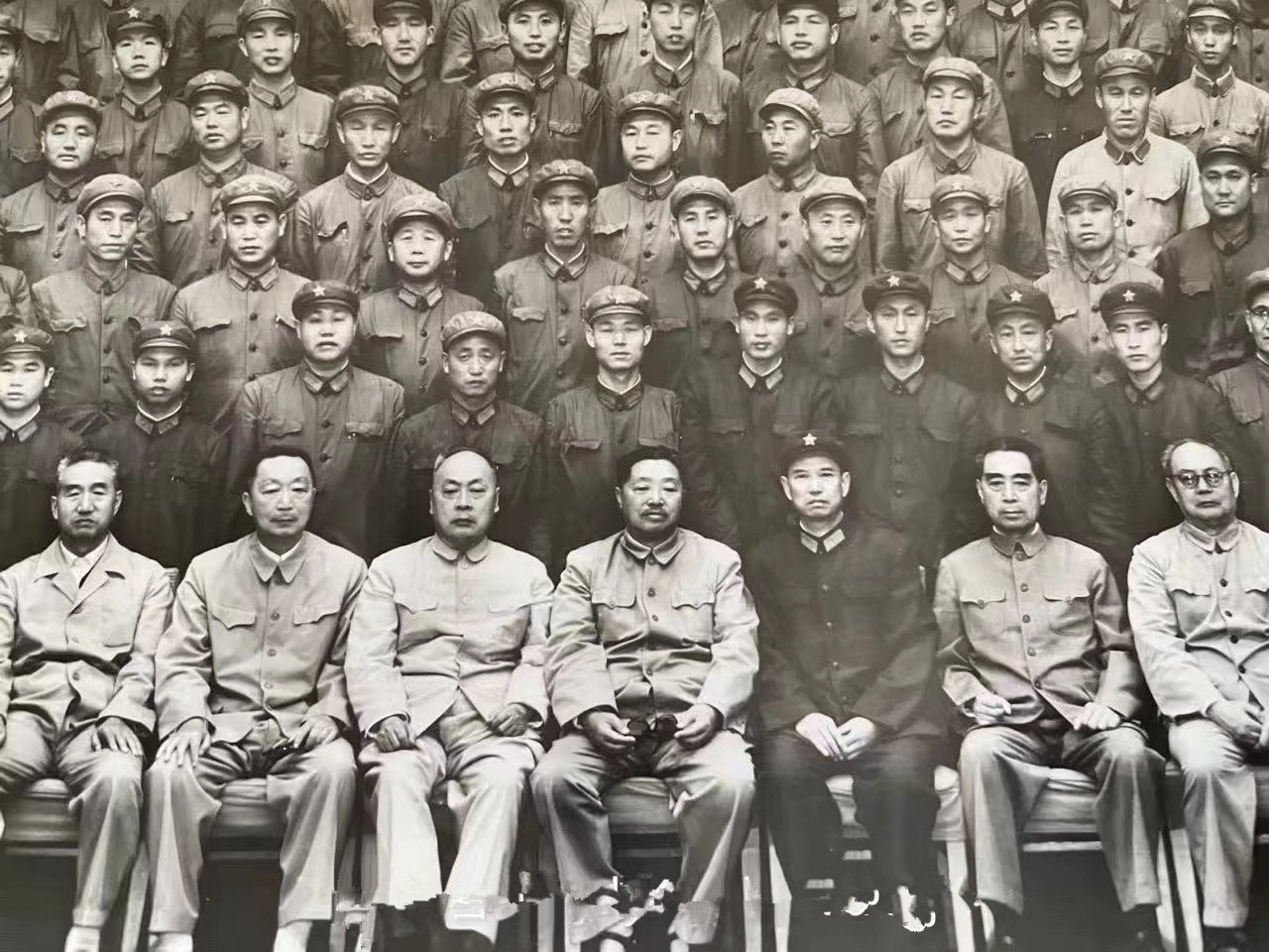 前排坐在周总理旁边的是哪位开国将军，他也太当仁不让了吧？看看前排坐的都是谁，