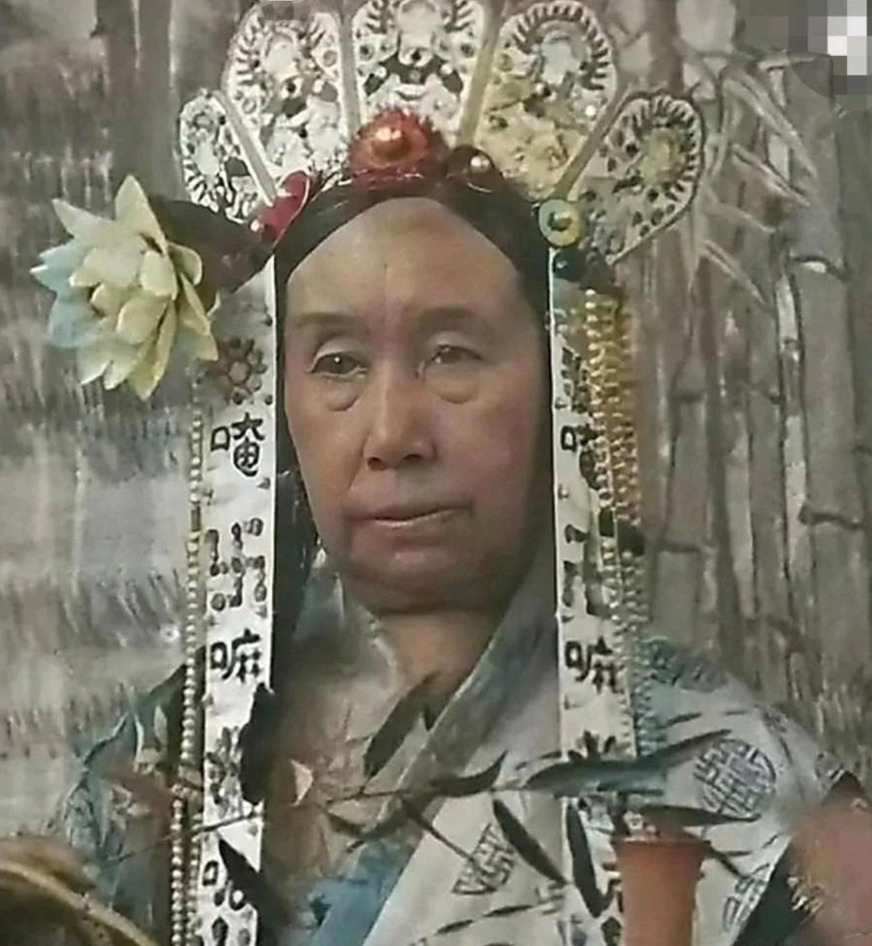 1895年慈禧太后60大寿洋人拍的照片，慈禧盛装，带着头套，但还能看出前额头顶是