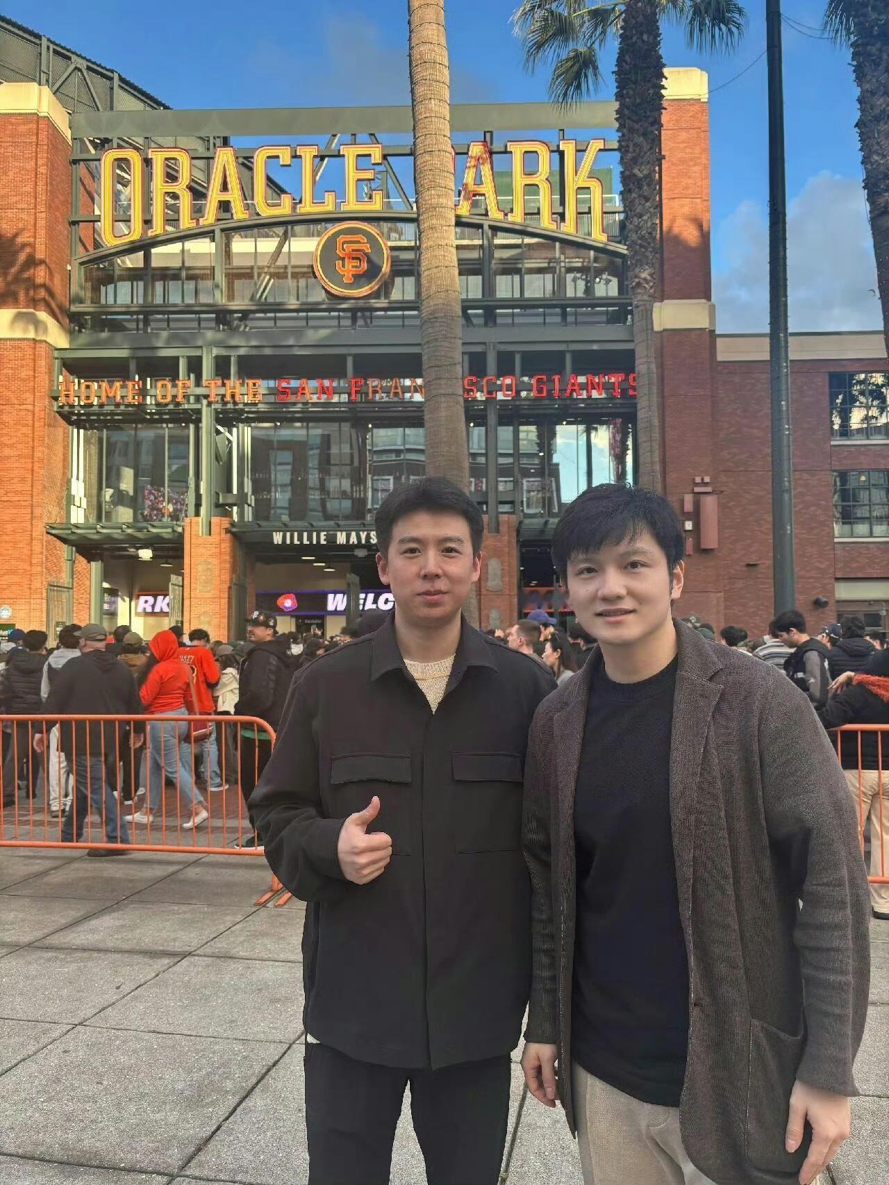 樊振东现身旧金山，和八一队友重逢合影留念！4月28日来自八一同学致敬！樊振东