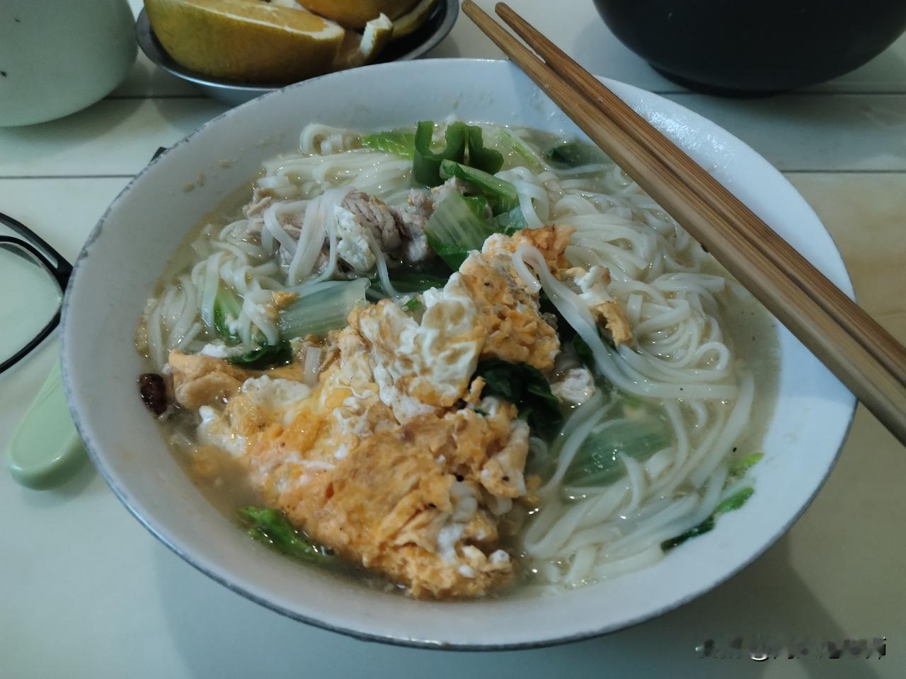我这人素来懒怠，总爱出门外头吃早饭，米粉、面条、馄饨全是我心头好。自打去年生了