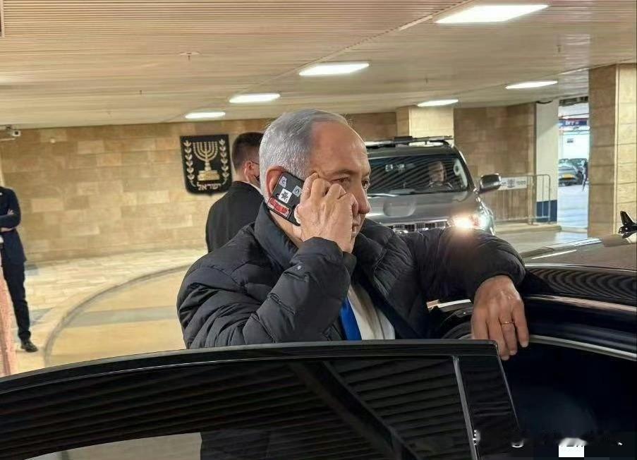 外网传疯了？！到底啥情况？以色列🇮🇱总理内塔尼亚胡用的手机都没摄像头？[