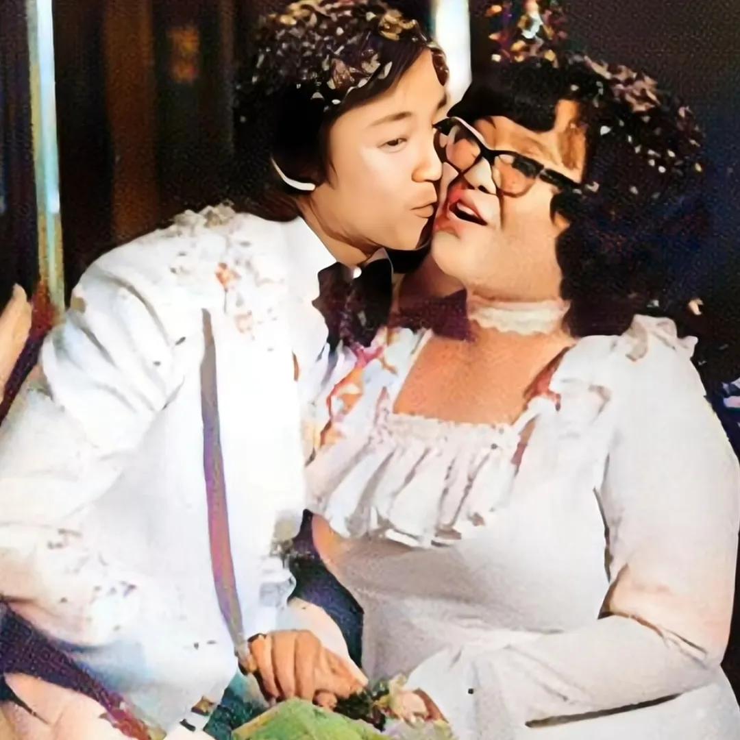 1985年，郑少秋跟沈殿霞在婚礼上，一张温馨的合影，两人曾经恩爱有加，可惜后来还