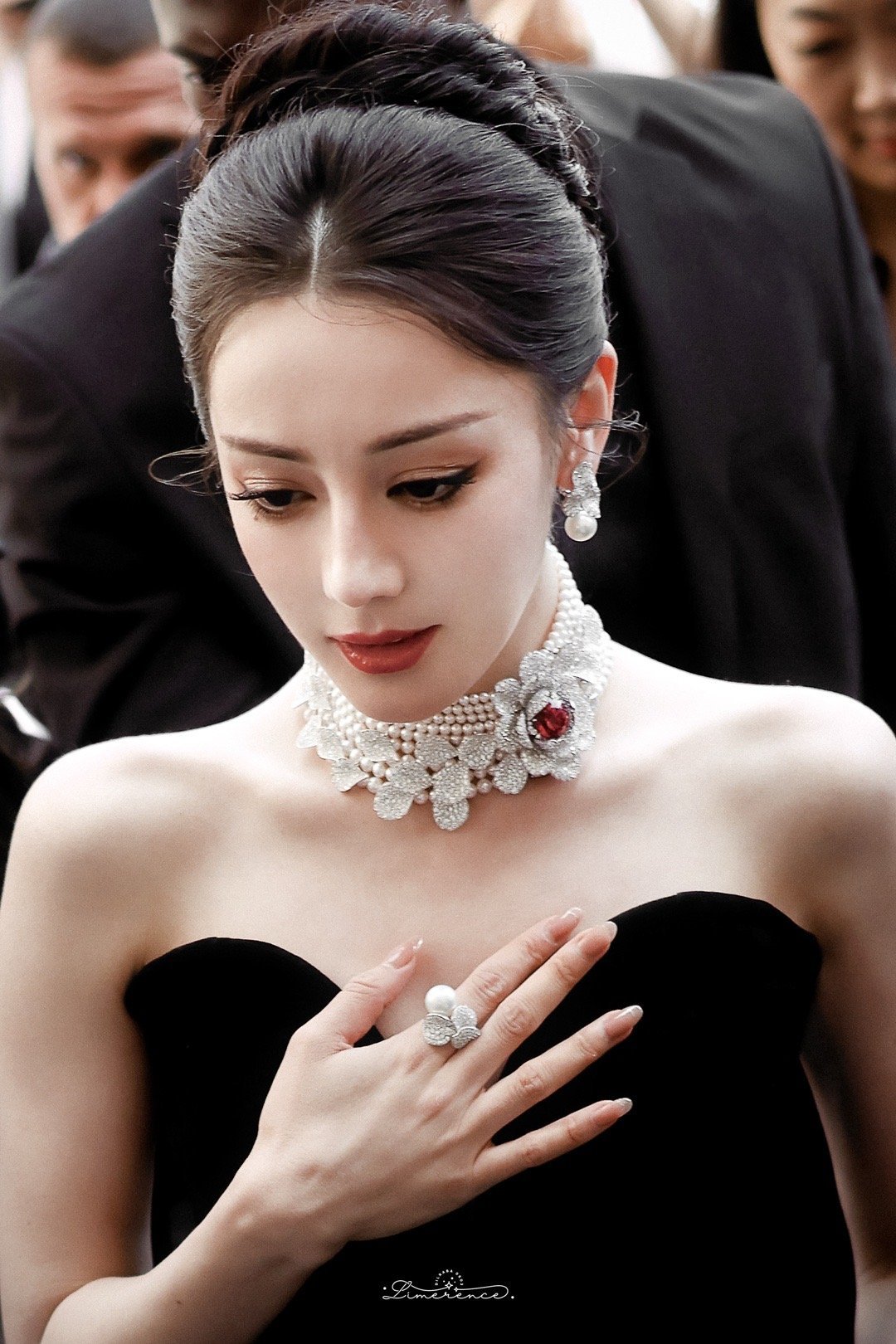 时代美人降临巴黎🤲🏻✨同一位摄影师拍的Angelababy迪丽热巴​​​