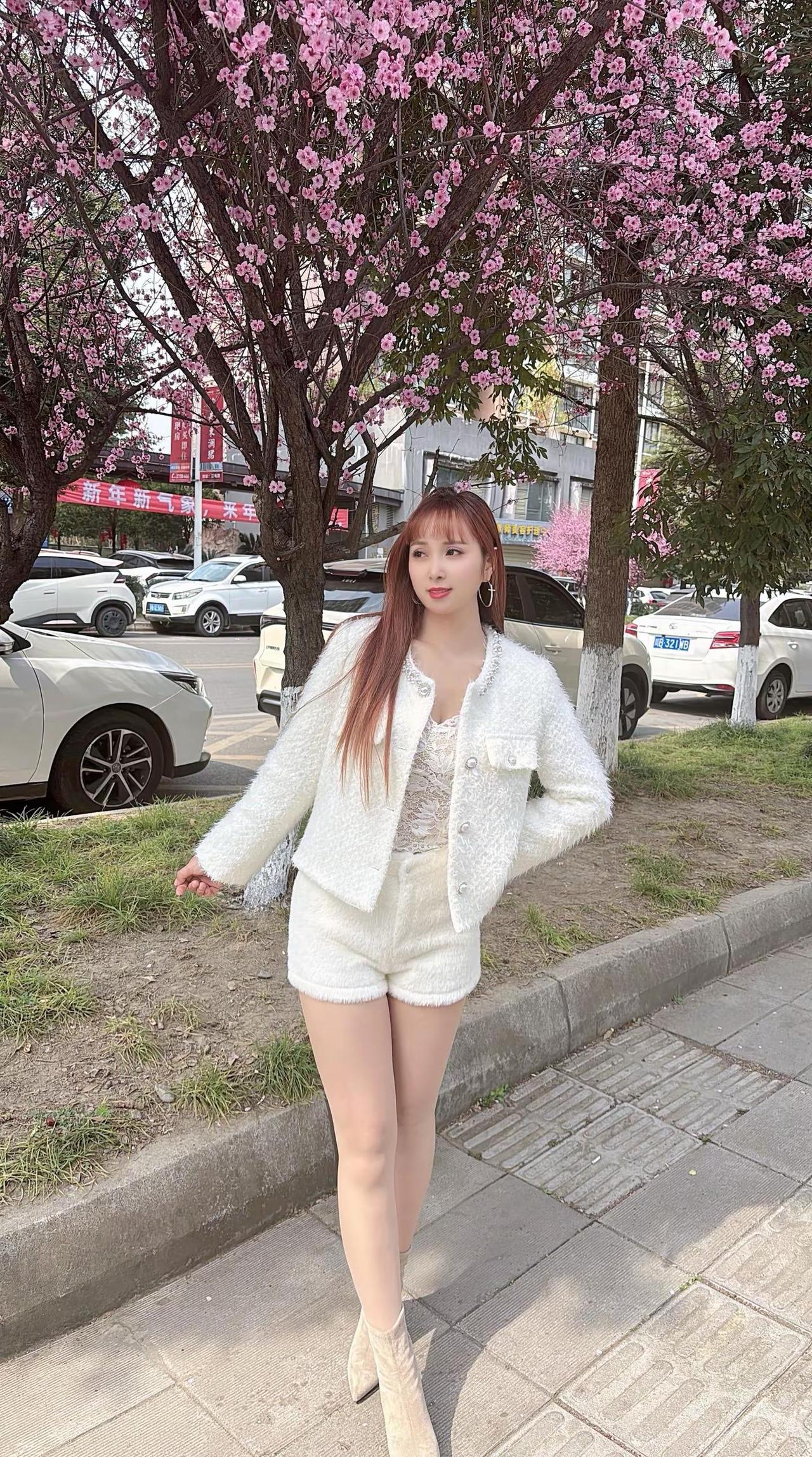 00后的小弟弟就别加我了，阿姨我今年38岁了，实在不忍心伤害你们，来个81.82