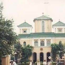《1967年，长春北一胡同深夜枪声大作，四人跪地仍被射杀，警方追查发现凶手竟是一群一汽子弟，其背后还