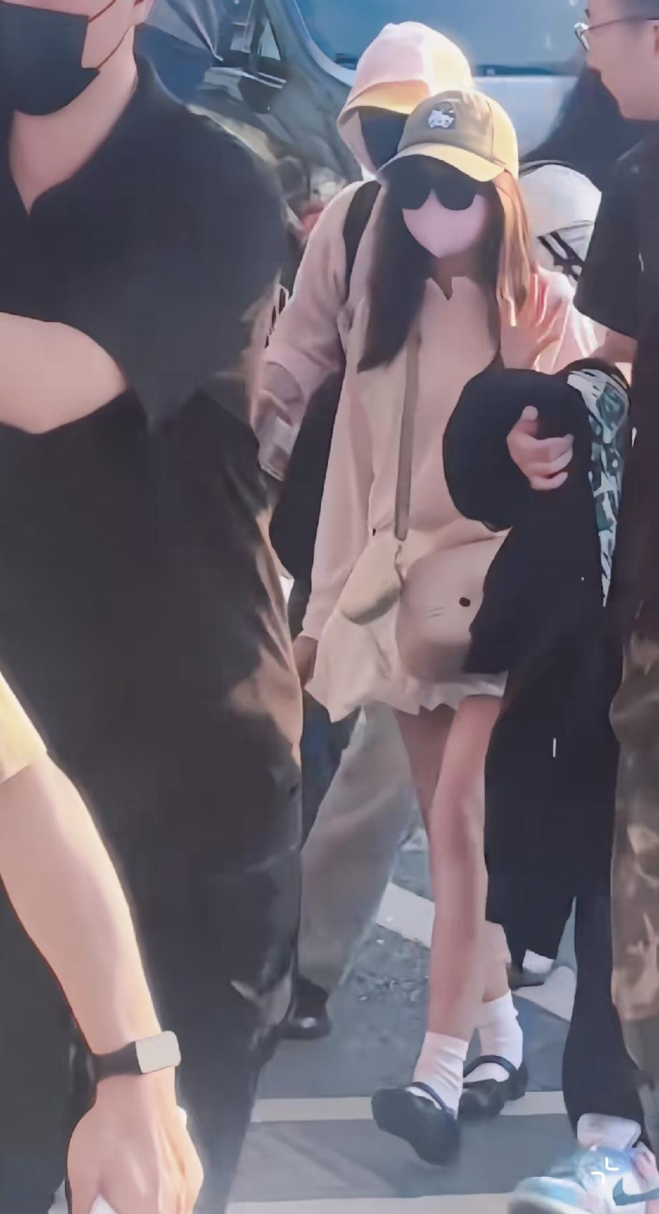 路人镜头下的周杰伦大女儿海瑟薇怎么跟昆凌一模一样呢？个子挺高的，11岁就大腿修长