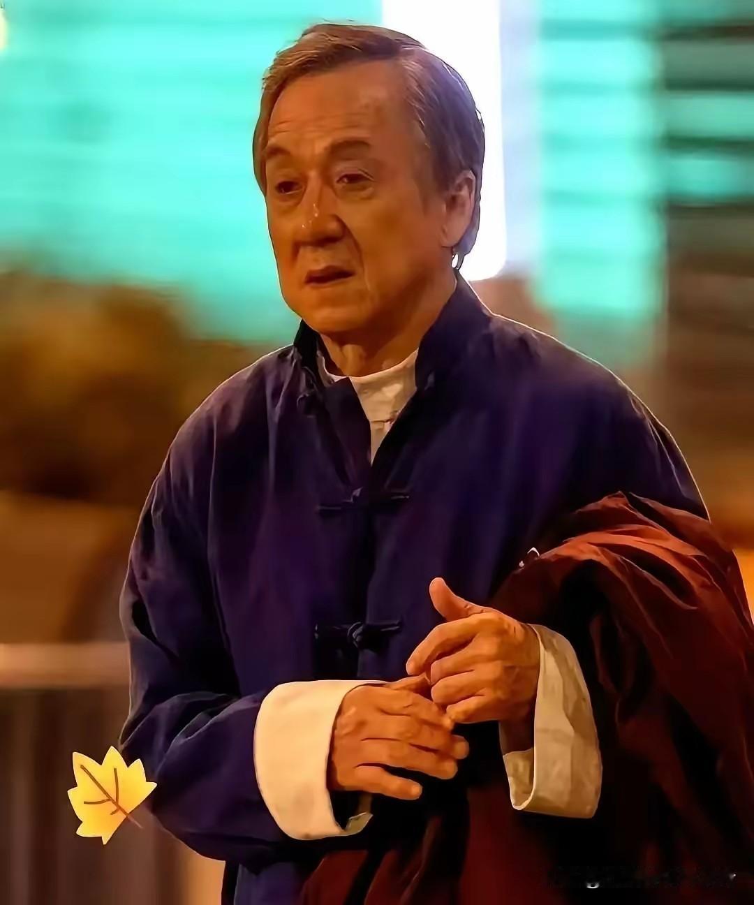 71岁成龙满头白发，倒像是90岁的老人。岁月没厚待任何人！近日，71岁的成龙