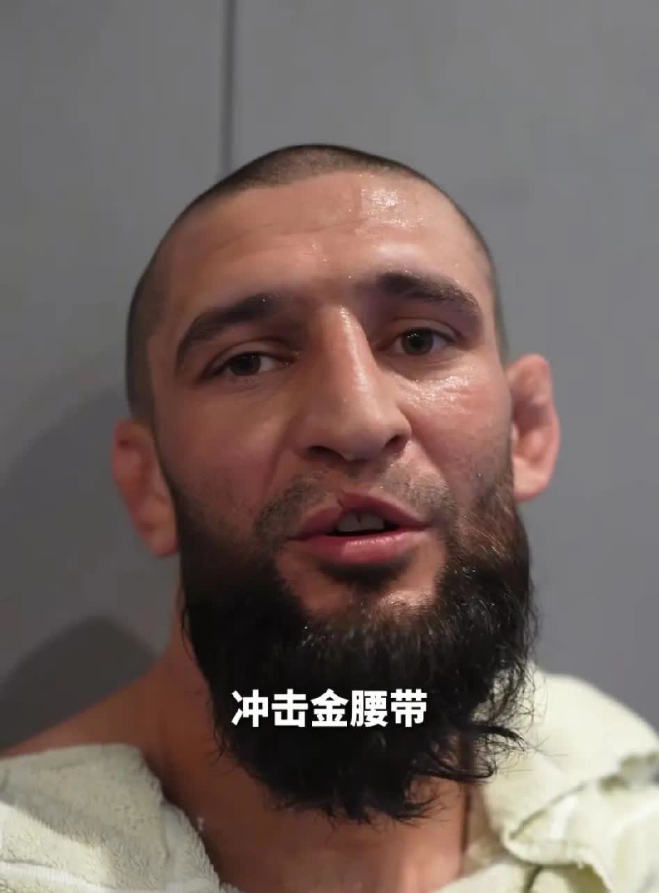 中国拳迷都知道，这个叫奇马耶夫的，把中国的UFC代表人物李景亮打败了，而且是在李