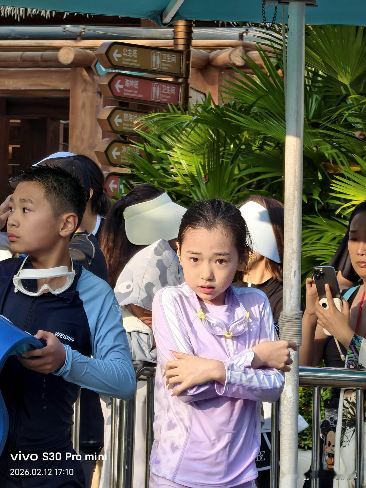 小酒窝在三亚水上乐园畅玩，美甲太长被批显老显成熟～刚刚，有网友在三亚偶遇了董