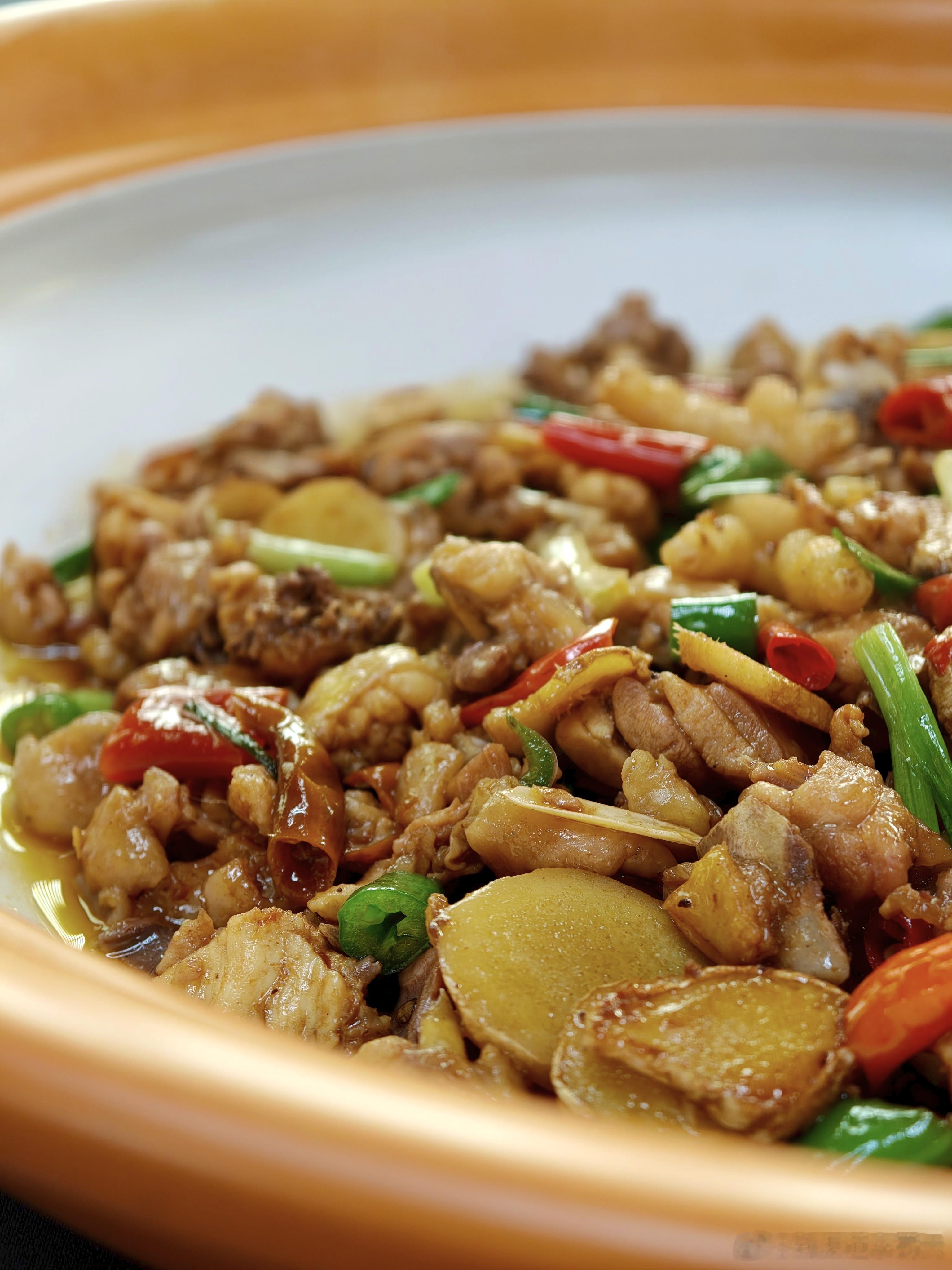 在南岳吃了顿衡阳菜。点了几个招牌：茶油炒鸡、油豆腐、小炒黄牛肉、青椒拆骨肉和炒
