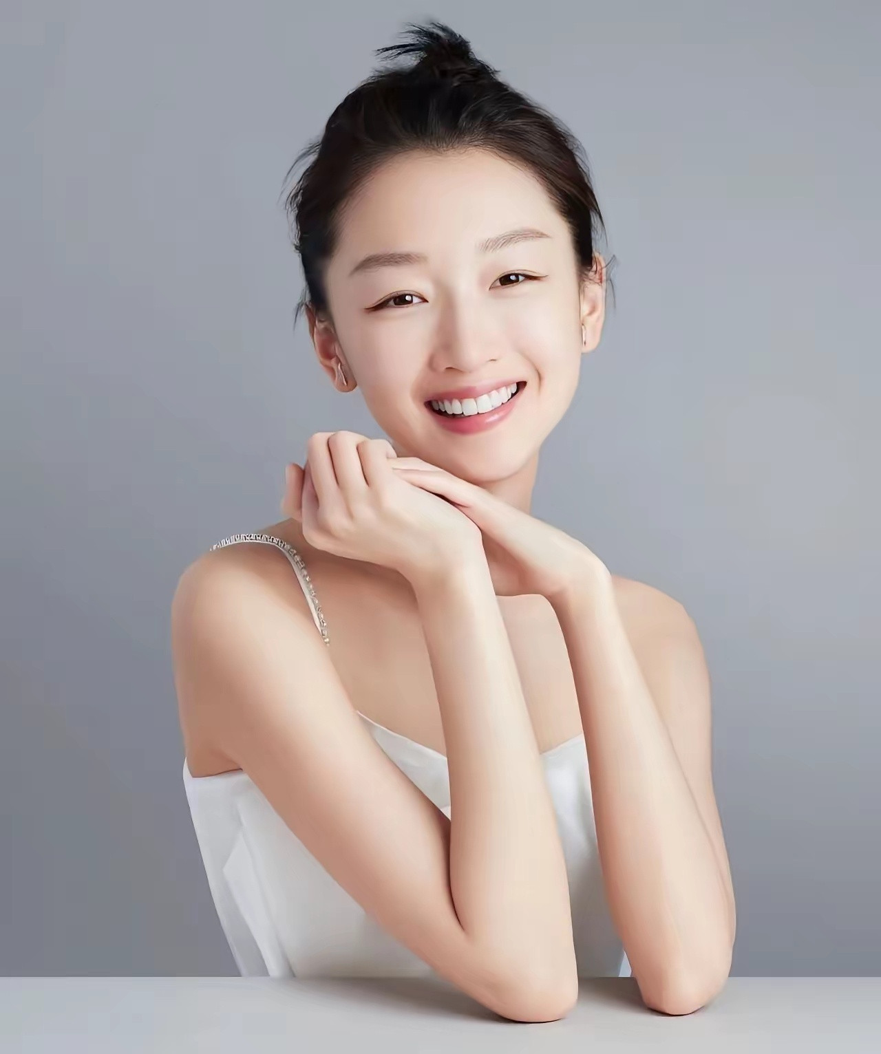 周冬雨为什么突然不拍戏了？不是她的年龄大了也不是她的片酬太高请不起，而是资本都是