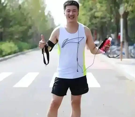 昨晚躺床上选了半夜的跑步机，今早一睁眼，张雪峰老师跑步后去世了！先是震惊难过，问