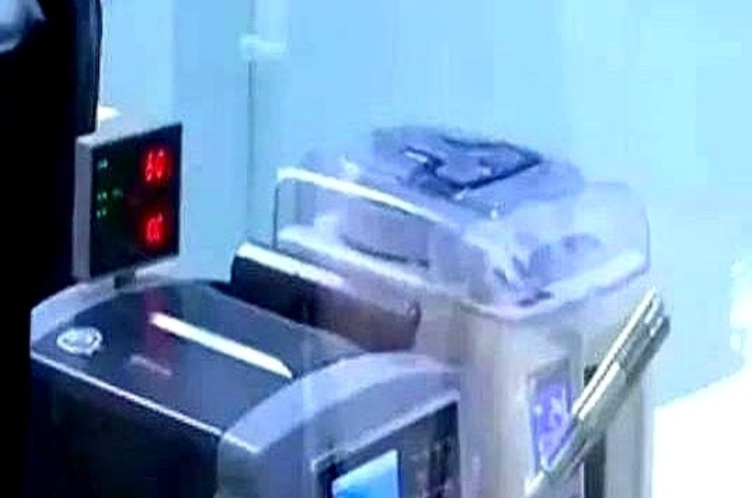 郑州，一女子担心太多现金放家里不安全，于是提着一扎一扎的钱来到银行，准备将40几