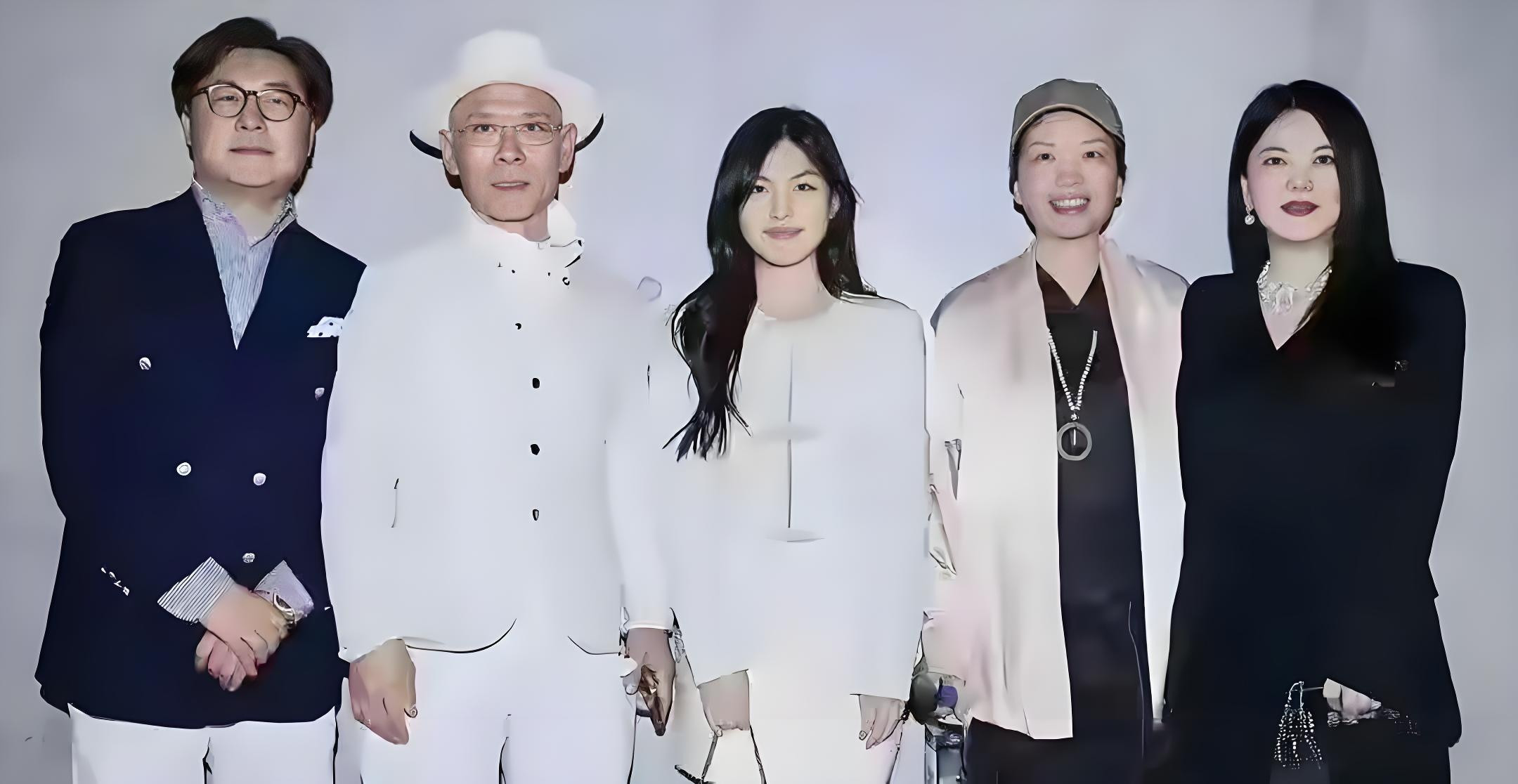 原来王诗龄的爷爷奶奶气质就很出众了，文艺范儿十足，一看就是家世不一般