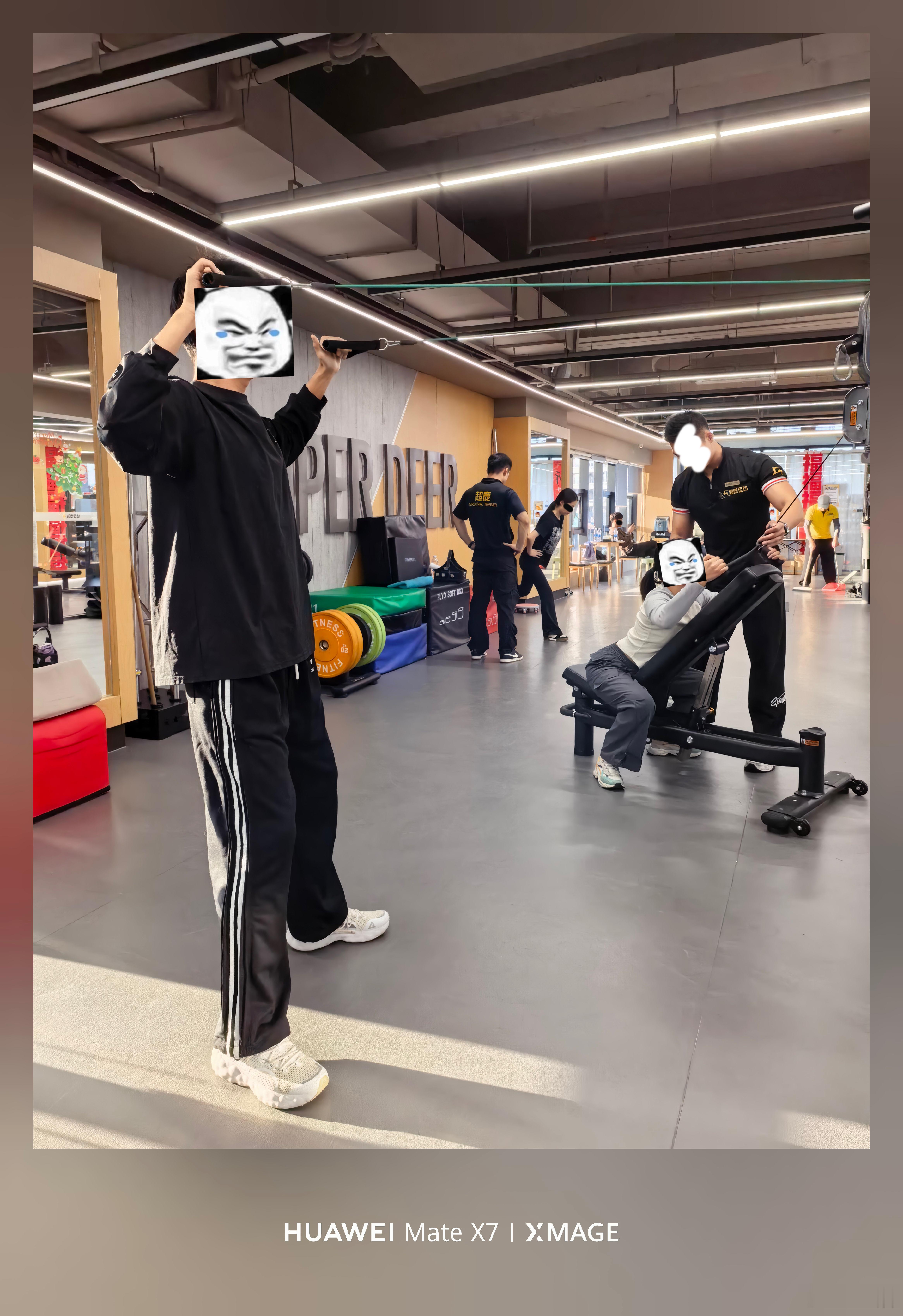今天健身房多了两张痛苦面具一个半月没去健身房了，我跟教练说因为太忙，教练叫我别找