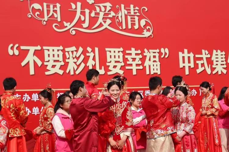 结婚，男方出多少彩礼才合适？前两天刷到一个视频，挺让人感动的，听说这个视频火