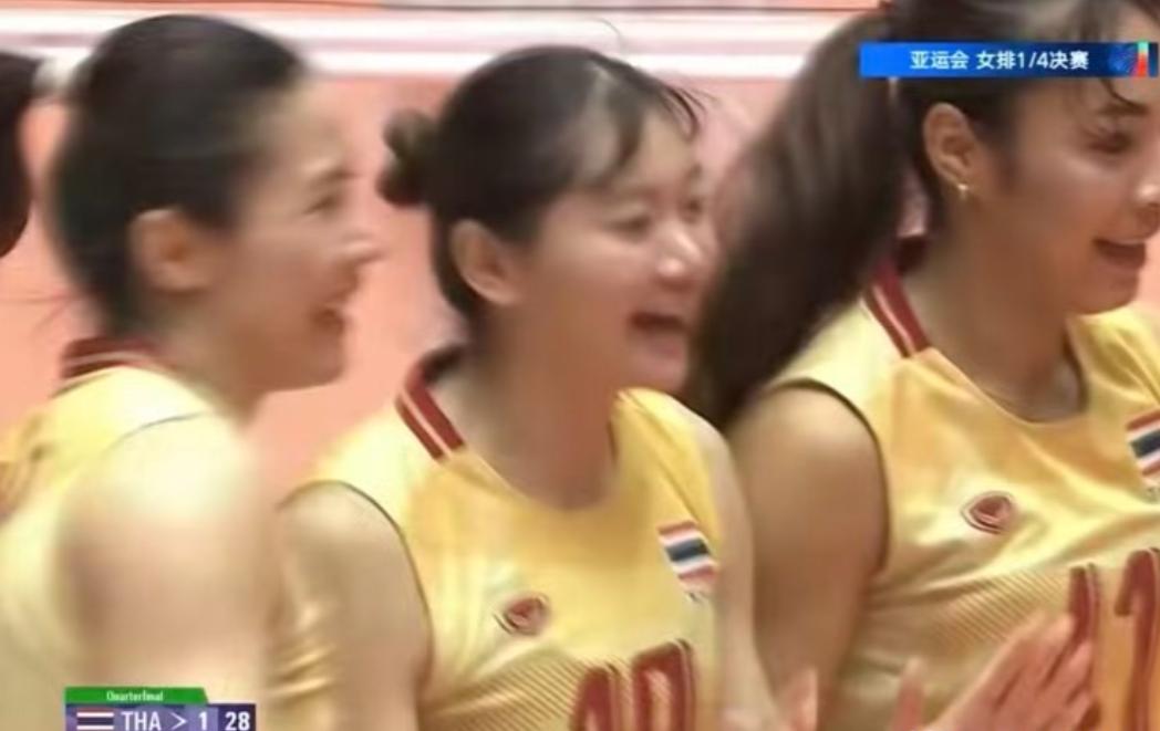 泰国女排上演惊天大逆转，进4强，刚刚结束的亚运会女排第一场1/4决赛，泰国3-0
