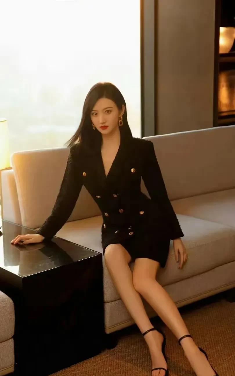 景甜步履间尽显温柔，修长美腿搭配高跟鞋，勾勒出曼妙身姿。她的脚丫精致小巧，在鞋履