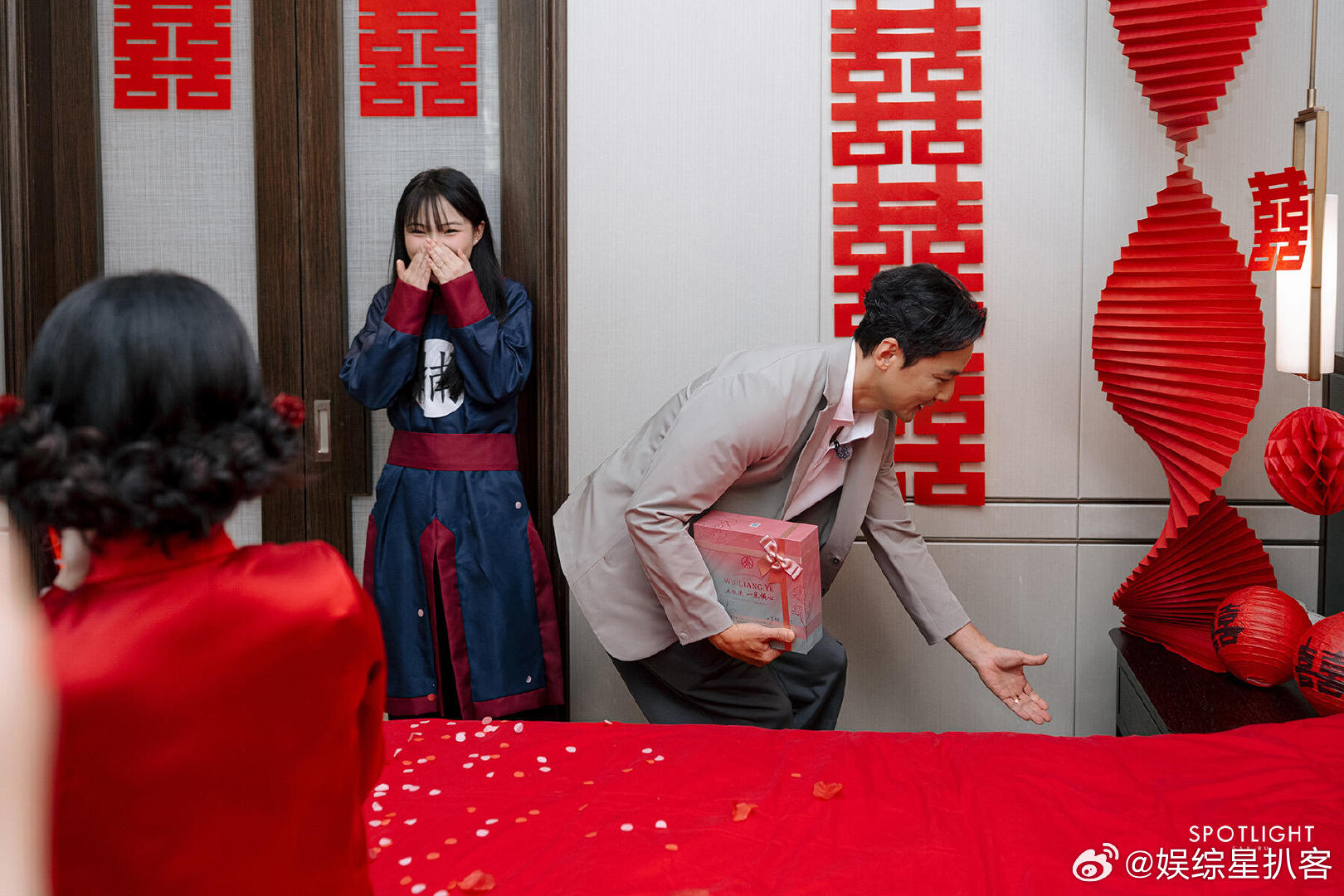 早知道是吴彦祖就不堵门了这波真的爽炸！新人幸福，嘉宾是吴彦祖，完美婚礼！