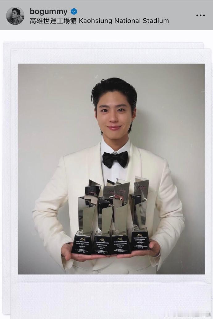 朴宝剑麦完你的麦你的这梗绝了，他一会儿和IU贴贴自拍，一会儿和金裕贞比心