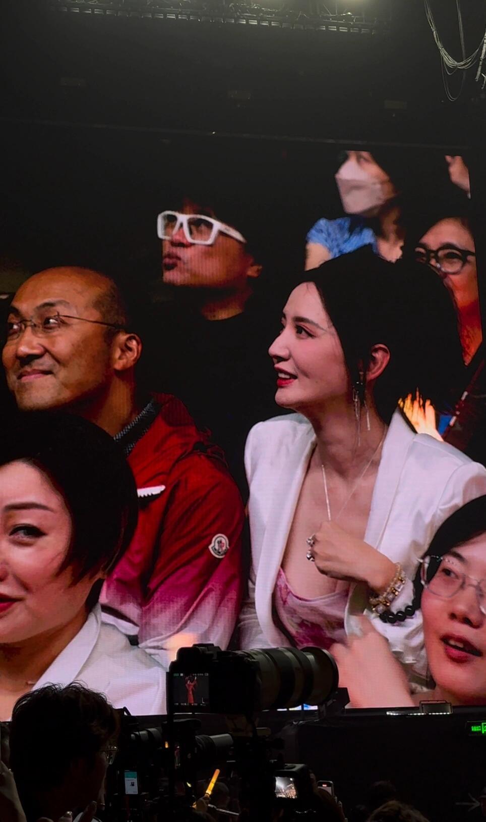 张萌去了刘宇宁演唱会穿成这样故意的吧！​​​