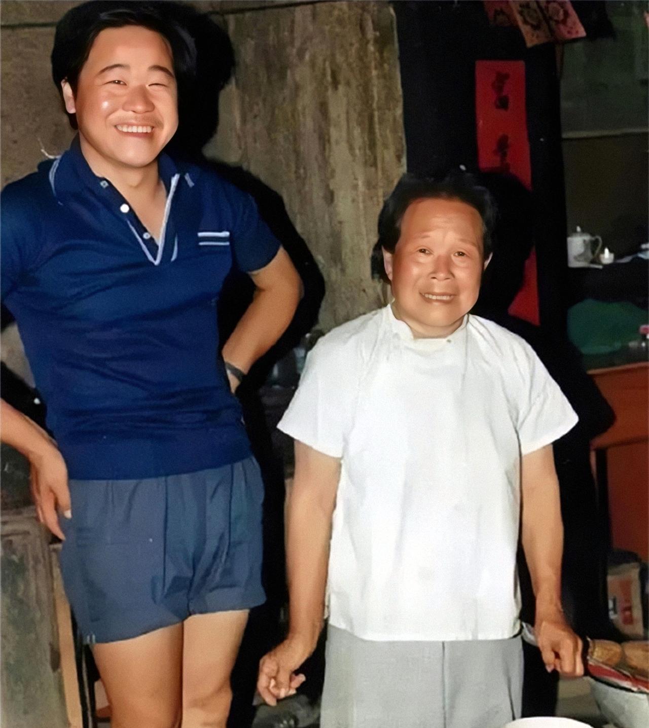 这是莫言与母亲在一起。莫言多次坦言：“母亲是我文学世界的基石。”1960年大饥荒