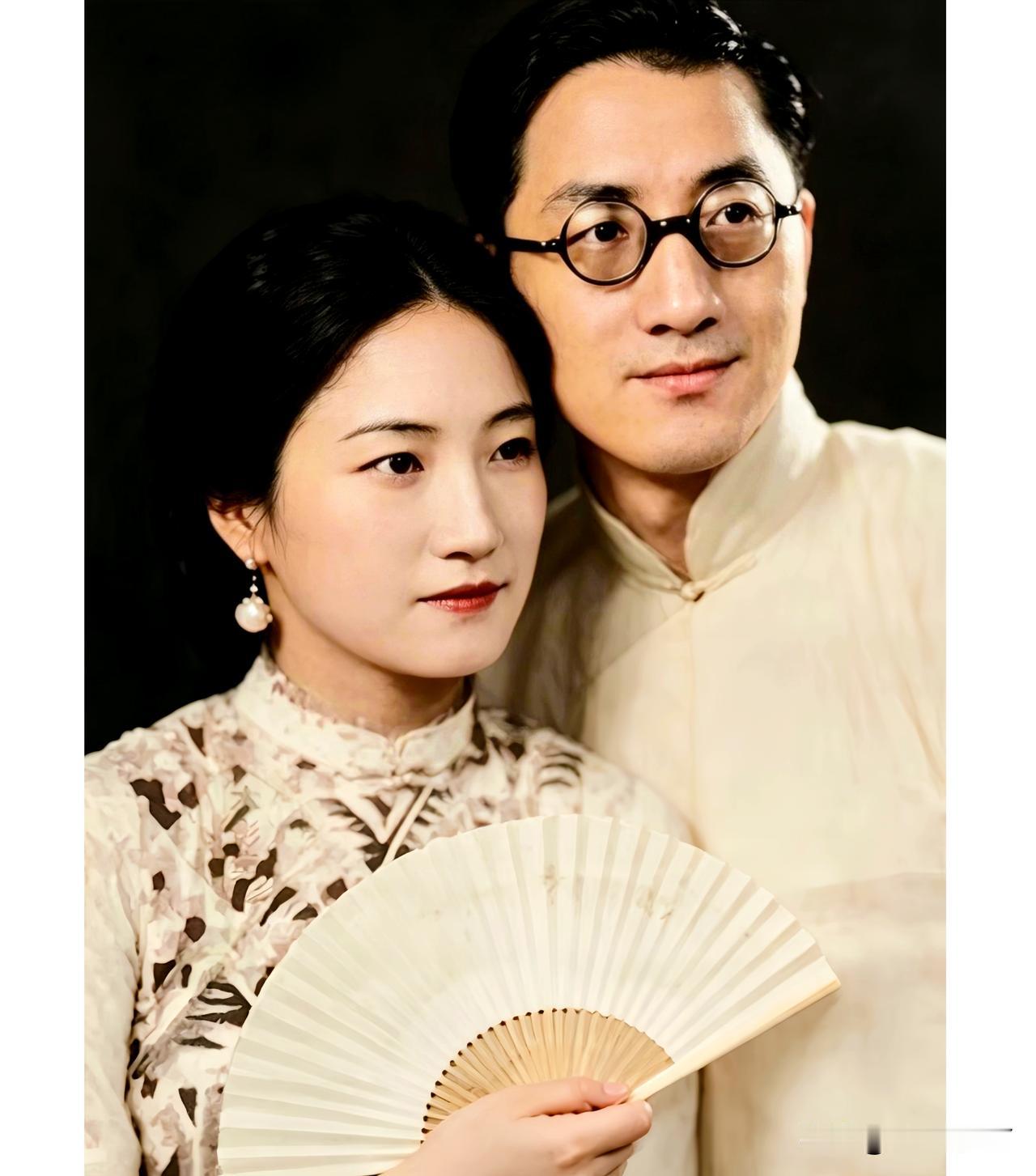 一九三零年，上海，徐志摩和妻子陆小曼的合影。这不是演戏，也不是电视剧里的饰演者，