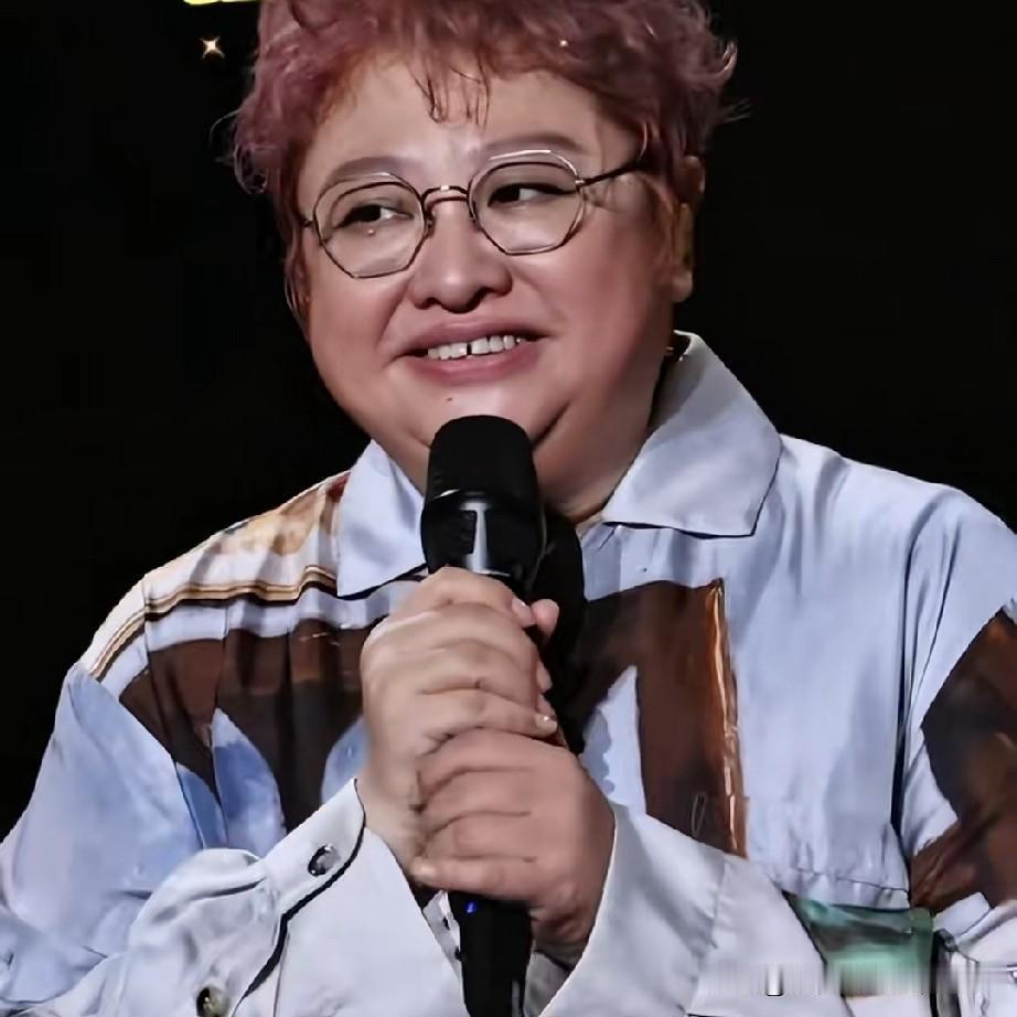 韩红有次在演唱会上和歌迷热情互动，现场气氛特别热烈。韩红对歌迷说:“我想告诉你们