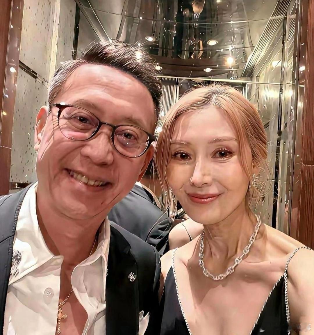 这是李嘉欣和许晋亨最近同框的照片。56岁的李嘉欣确实显老了，头发变得稀疏，尤