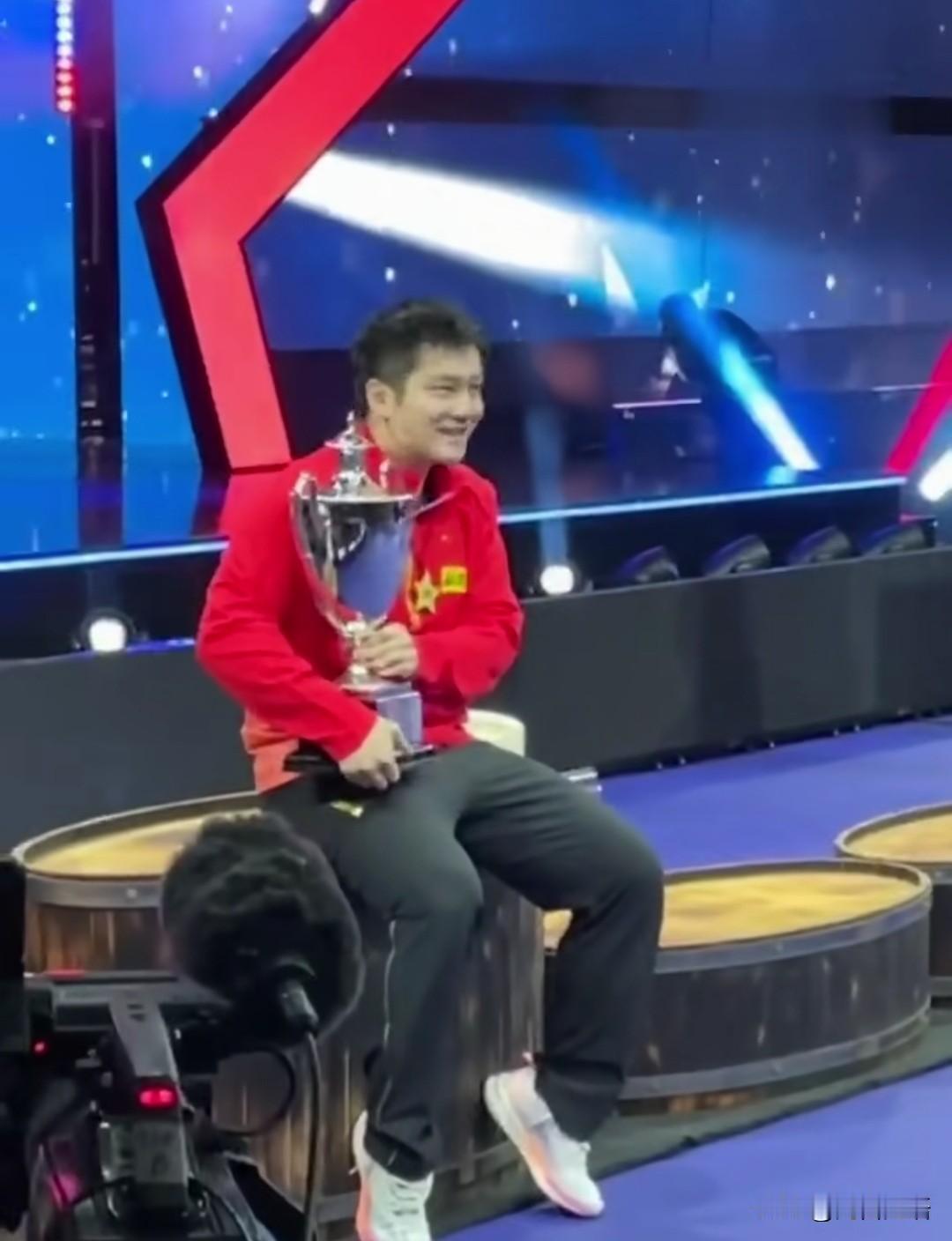 这一刻，我特喜欢看樊振东的笑，笑得像个孩子，特别的治愈，所有的努力，所有的委屈都