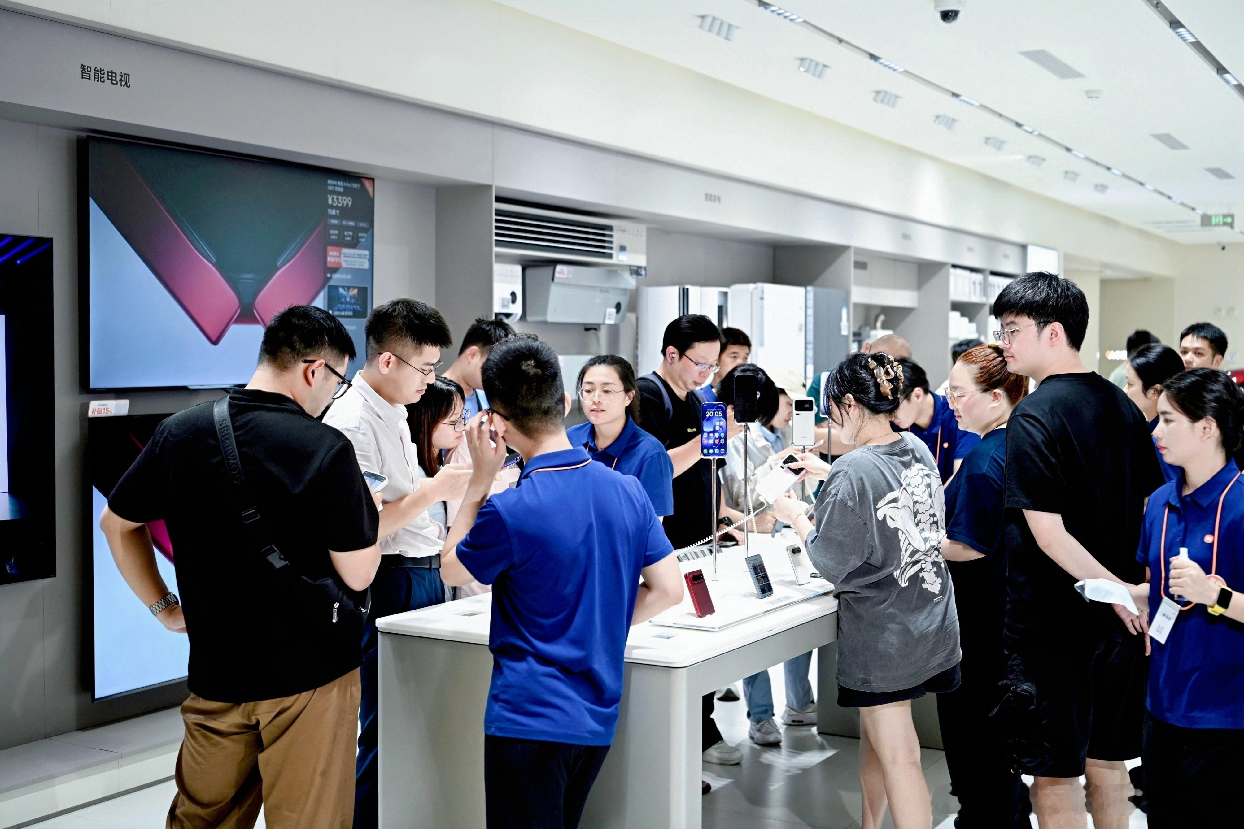 中秋逛小米之家，现场人气真的旺啊！店里不少人排队体验小米18Pro，大家都觉得