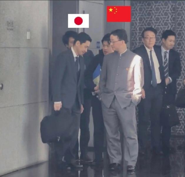 这张照片可不是简单的戴国徽训话那么简单，还有一个十分重要的细节，只能说考虑得太周