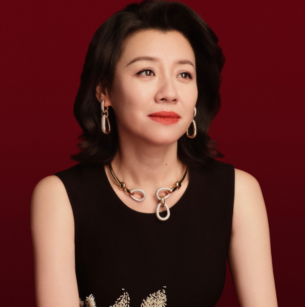 主持人问刘琳:“你常年在剧组拍戏，孩子谁带？”刘琳说:“孩子还没上学的时候，我