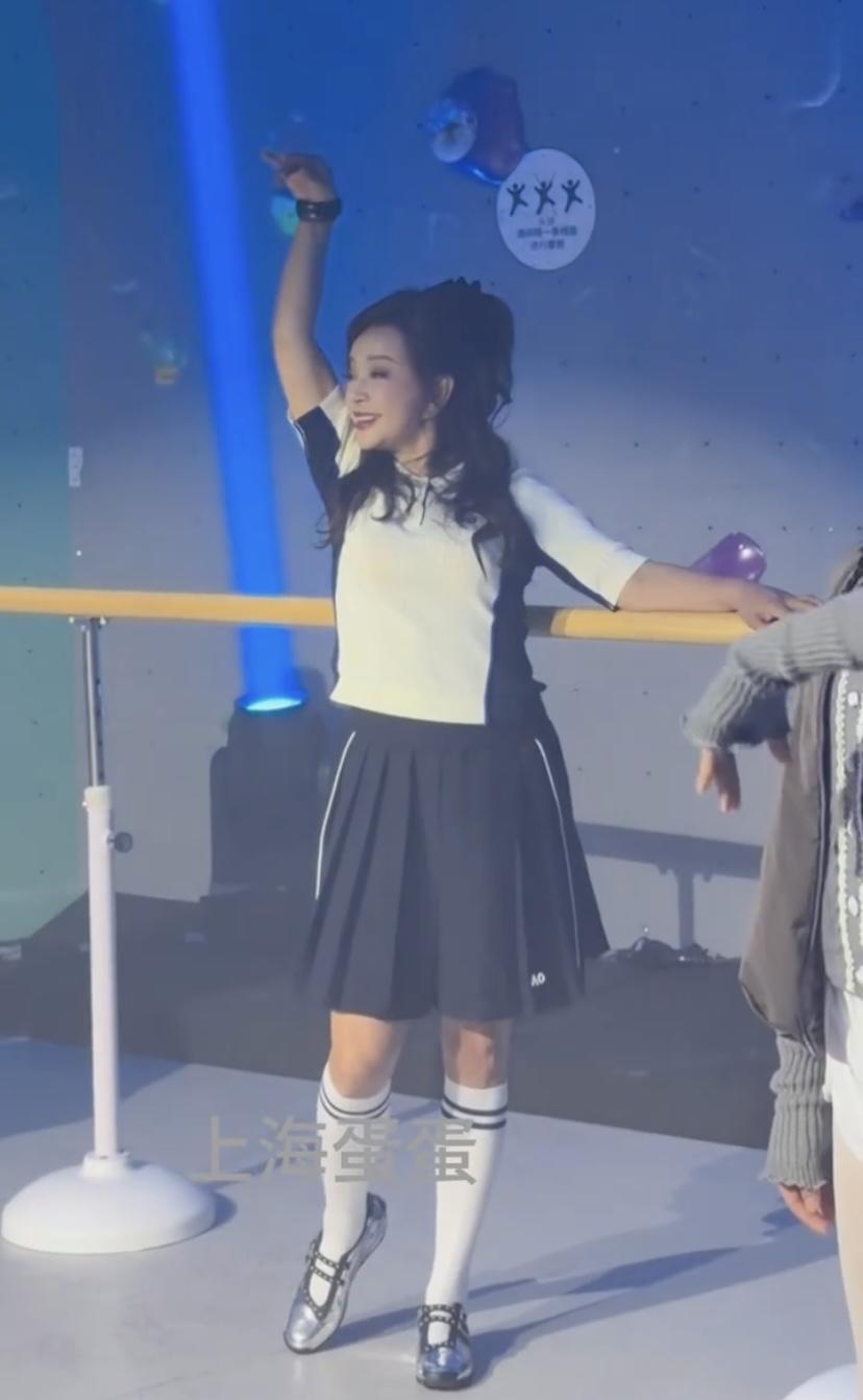 75岁刘晓庆学生装高马尾再扮少女，惊艳众人3月31日刘晓庆出席活动时，身穿撞