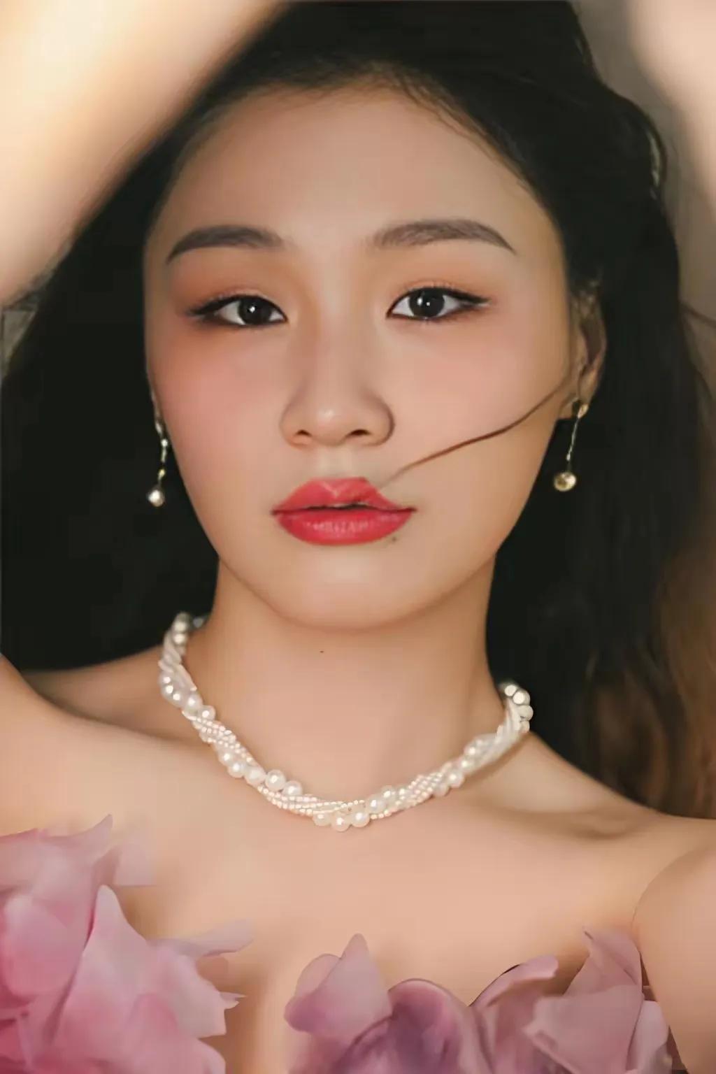 金靖回应王家卫的录音她说:“​工资到账，假期批了，人别拧巴”​一句话把打工人