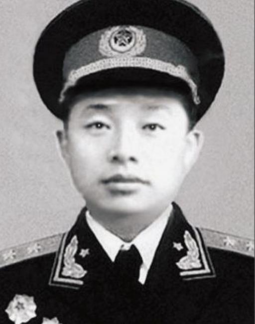 1955年授衔时，他才38岁，朱德元帅见到他，笑着拍了拍他的肩膀：小鬼，你也当上