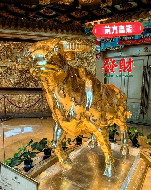 金价又双叒涨啦！突然就想起华西村那只一吨重的黄金牛，当年造价3亿，如今可真是“