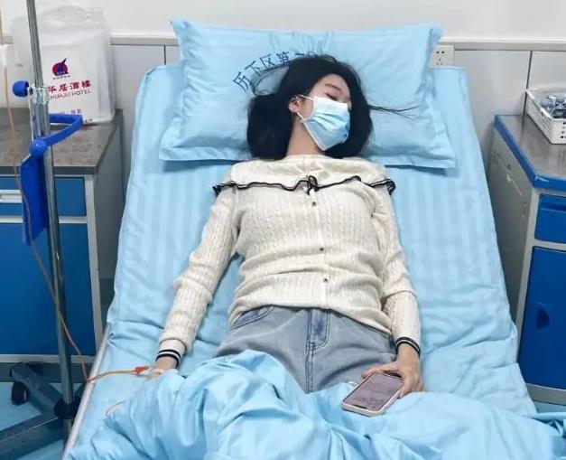 一名17岁的女孩，因为闹肚子去医院，结果肠镜一做，医生不说话了。从肛门口一直