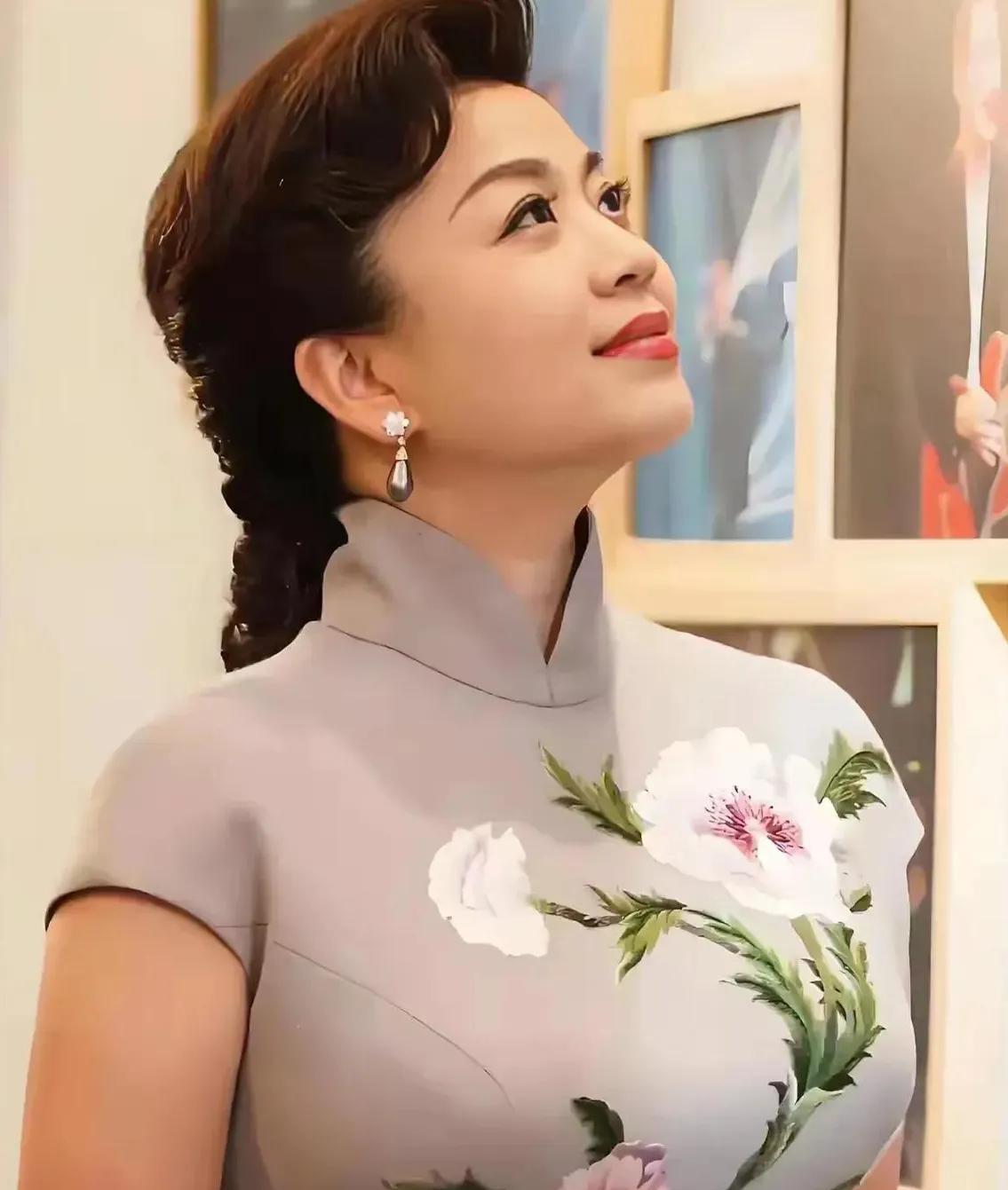 舞台之上的张也，每一次出演都是一袭华服亮相，自带强大气场或身着蓝格旗袍，在话筒前