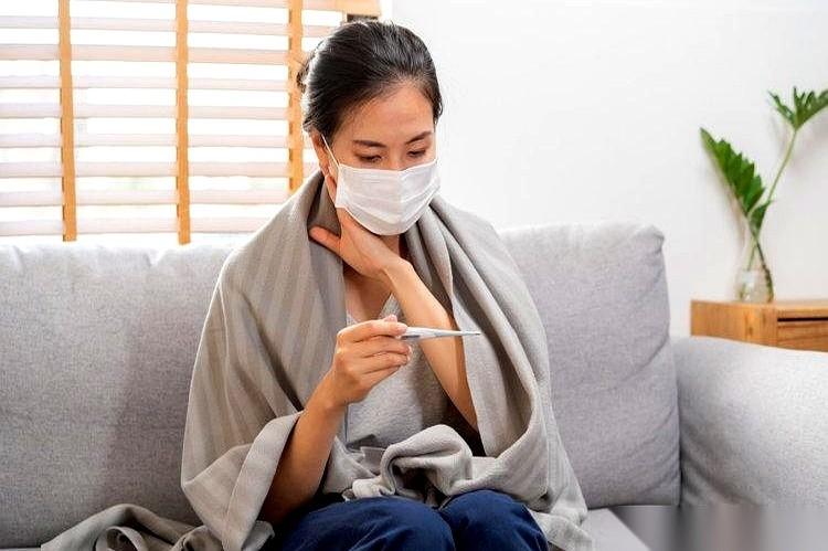 最近关于新冠这波“夏日返场”的医学提示里，最让人捏把汗的不是传染人数，而是一个反
