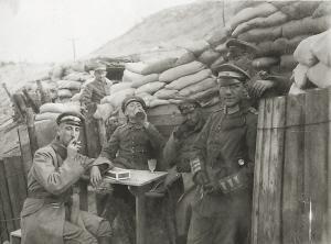 前线士兵在泥里爬，他们却在战壕里喝酒——这就是1917年的德国军官1917年