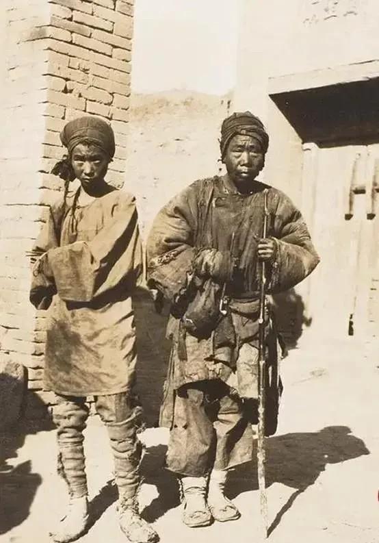 1937年，两个虚弱不堪的红军来到了甘肃镇原县，张口就要见刘伯承，谁知刘伯承刚出