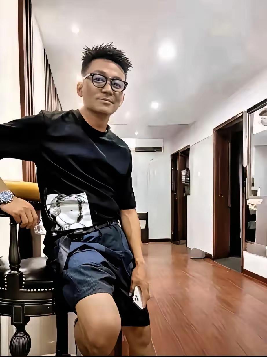 现在的王宝强真很拽哦，人也变得洋气了，气质也出来了。眼镜一戴妥妥的帅！身上再也看