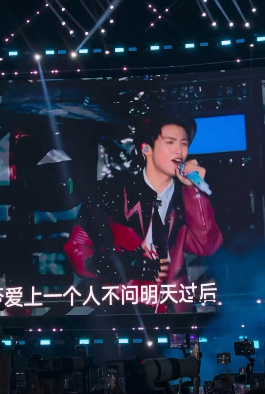 梓渝认证蓝色应援色，真的太漂亮了，yuni的爱意是一个个小小的蓝色光点组成的属于